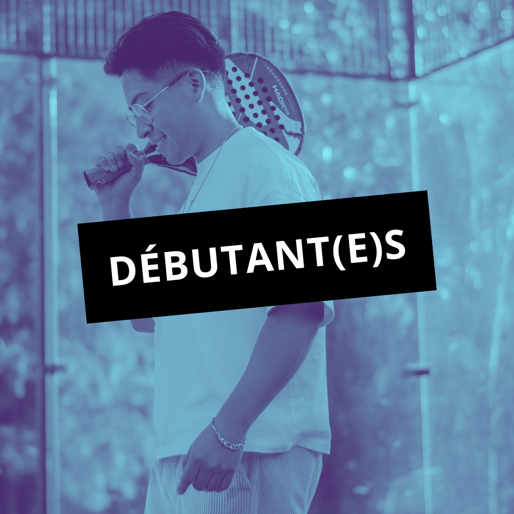 Un joueur débutant le padel dans une ambiance conviviale à Rouen