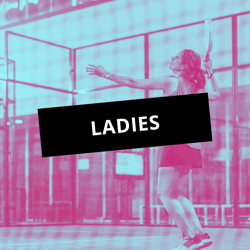 Une joueuse de padel en action sur le court, énergie et convivialité à Rouen