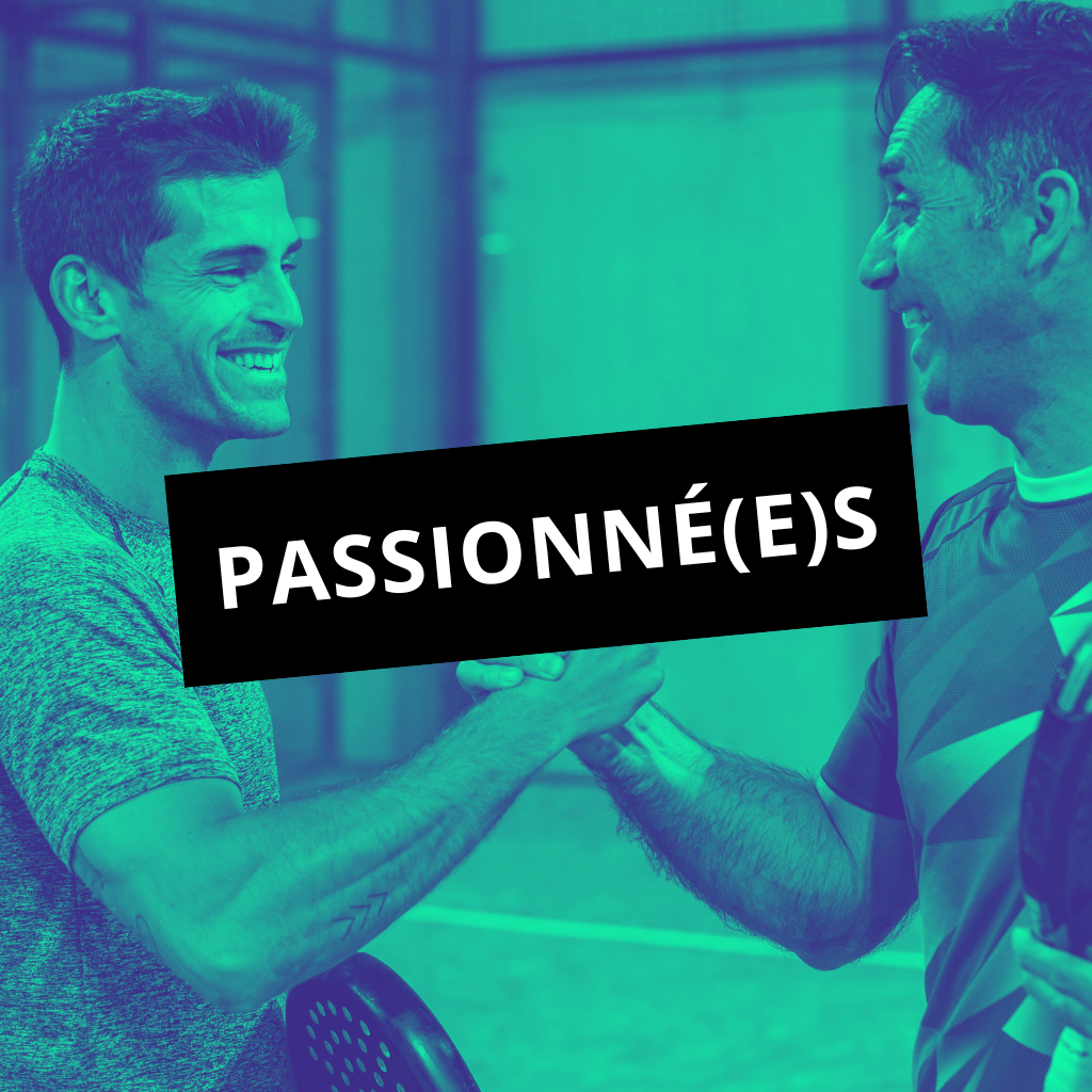 Un match de padel en double masculin, deux équipes s’affrontent sur le court à Rouen